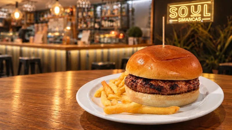 Hamburguesa Sola con patatas fritas.