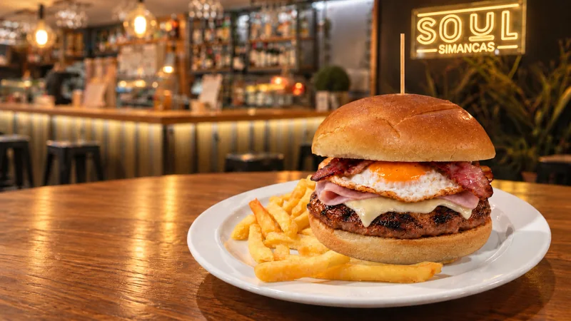 Hamburguesa Especial con patatas fritas.