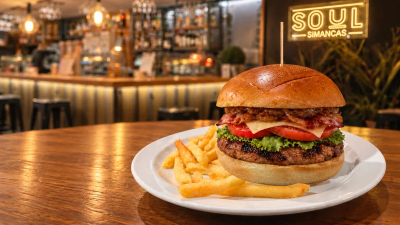 Hamburguesa Completa con patatas fritas.