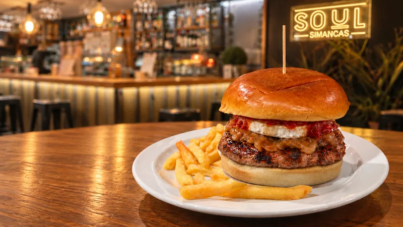 Hamburguesa Cántabra con patatas fritas.