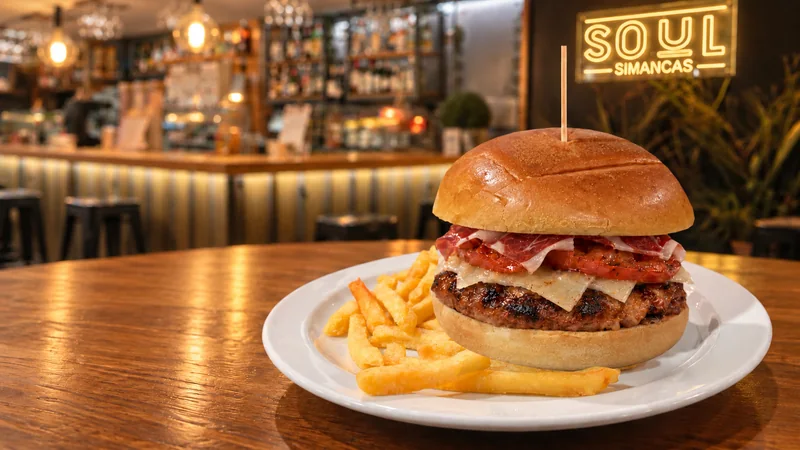 Hamburguesa Ibérica con patatas fritas.