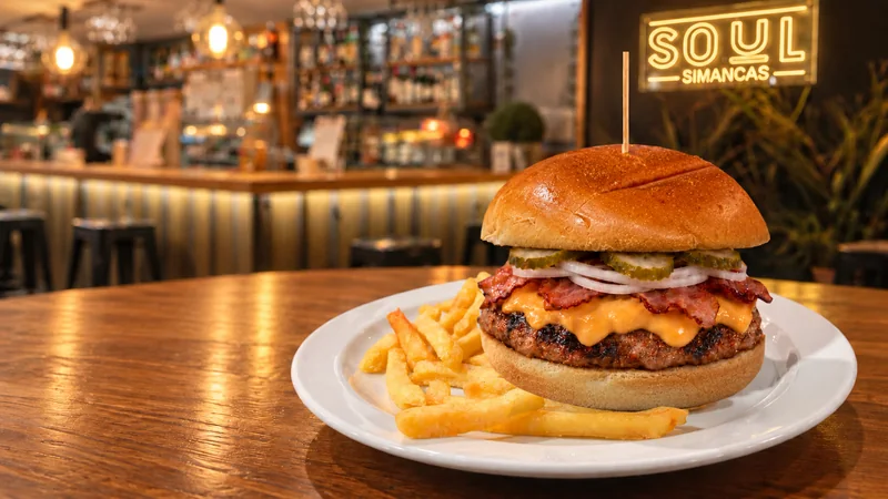 Hamburguesa Americana con patatas fritas.