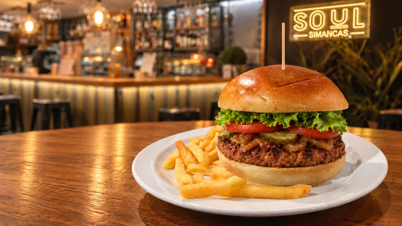 Hamburguesa de Heura con patatas fritas.