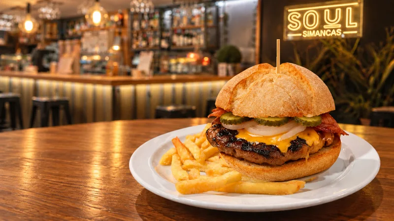 Hamburguesa Americana sin gluten con patatas fritas.