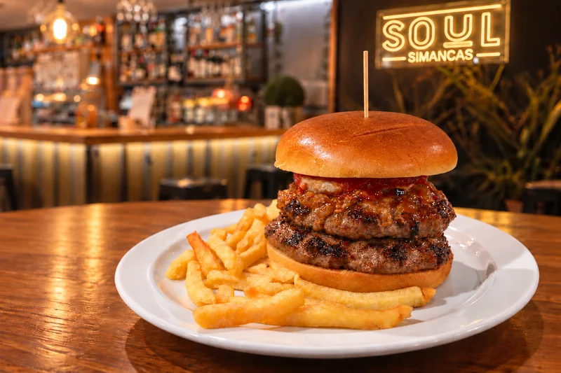 Hamburguesa Cántabra de doble carne con patatas fritas.