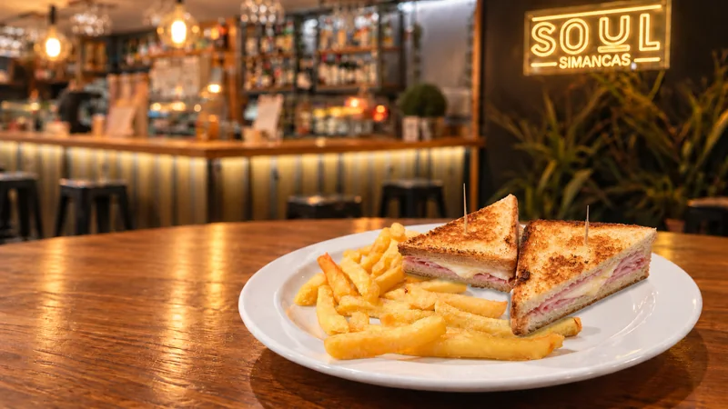 Sándwich Mixto con patatas fritas.