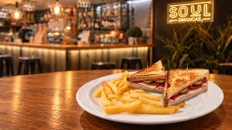 Sándwich Picante con patatas fritas.
