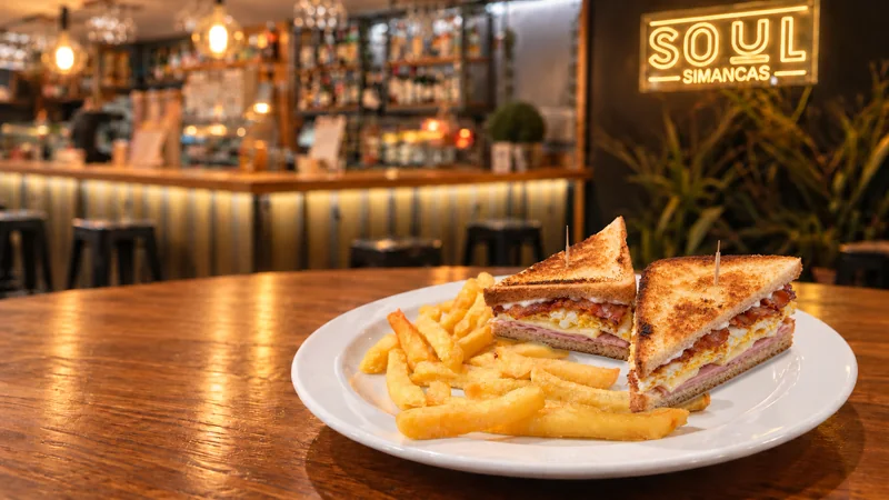 Sándwich Habanero con patatas fritas.