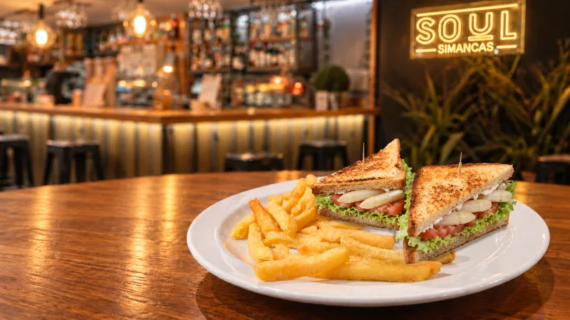 Sándwich Vegetal con patatas fritas.