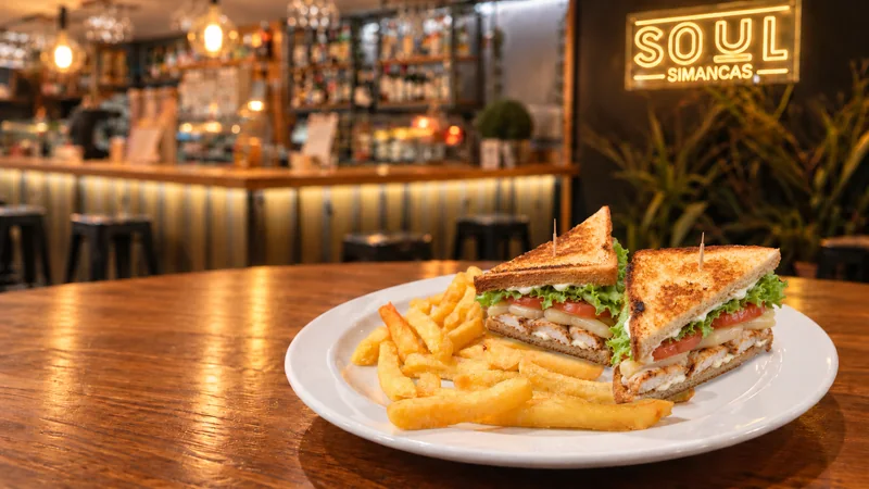 Sándwich Simancas con patatas fritas.