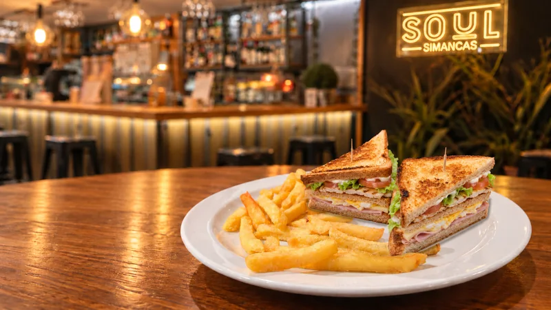Sándwich Trébede con patatas fritas.