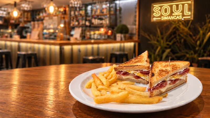 Sándwich Ibérico con patatas fritas.