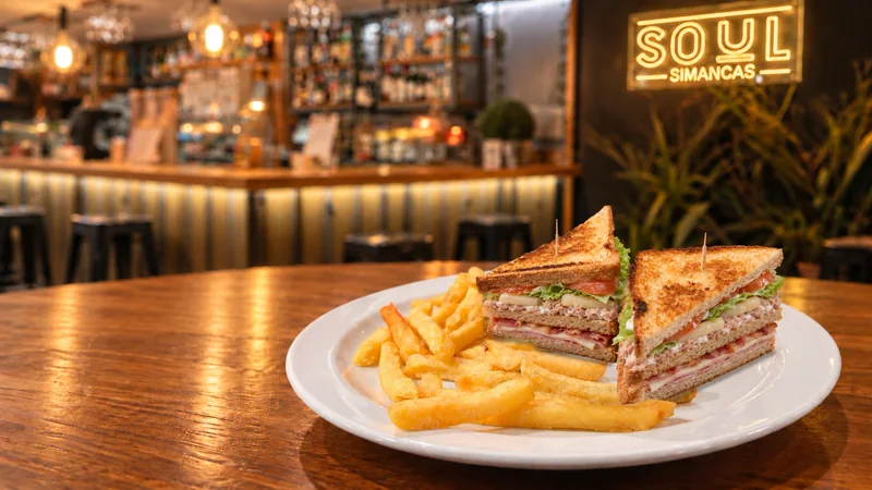 Sándwich Especial con patatas fritas.