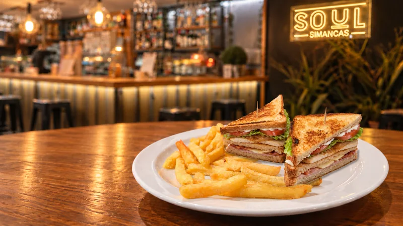 Sándwich Soul con patatas fritas.