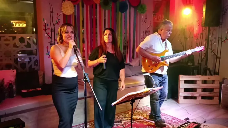 Lola Ramos, Nicole Moreira y Ernesto Sabas durante su actuación en Soul Simancas